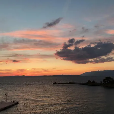 Prime And Exclusive Seafront Location Sunset Apartman *