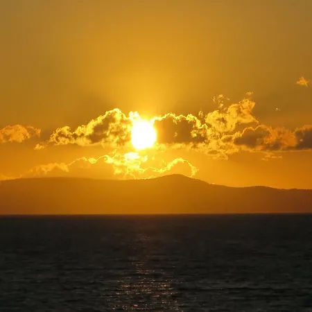 Apartment Prime And Exclusive Seafront Location Sunset